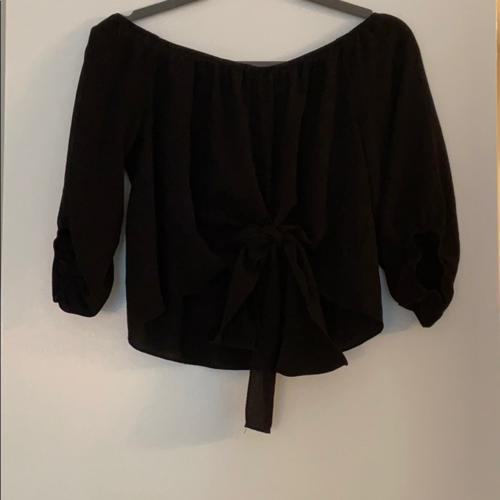 🛍 2/$15 Cropped off the shoulder Blouse